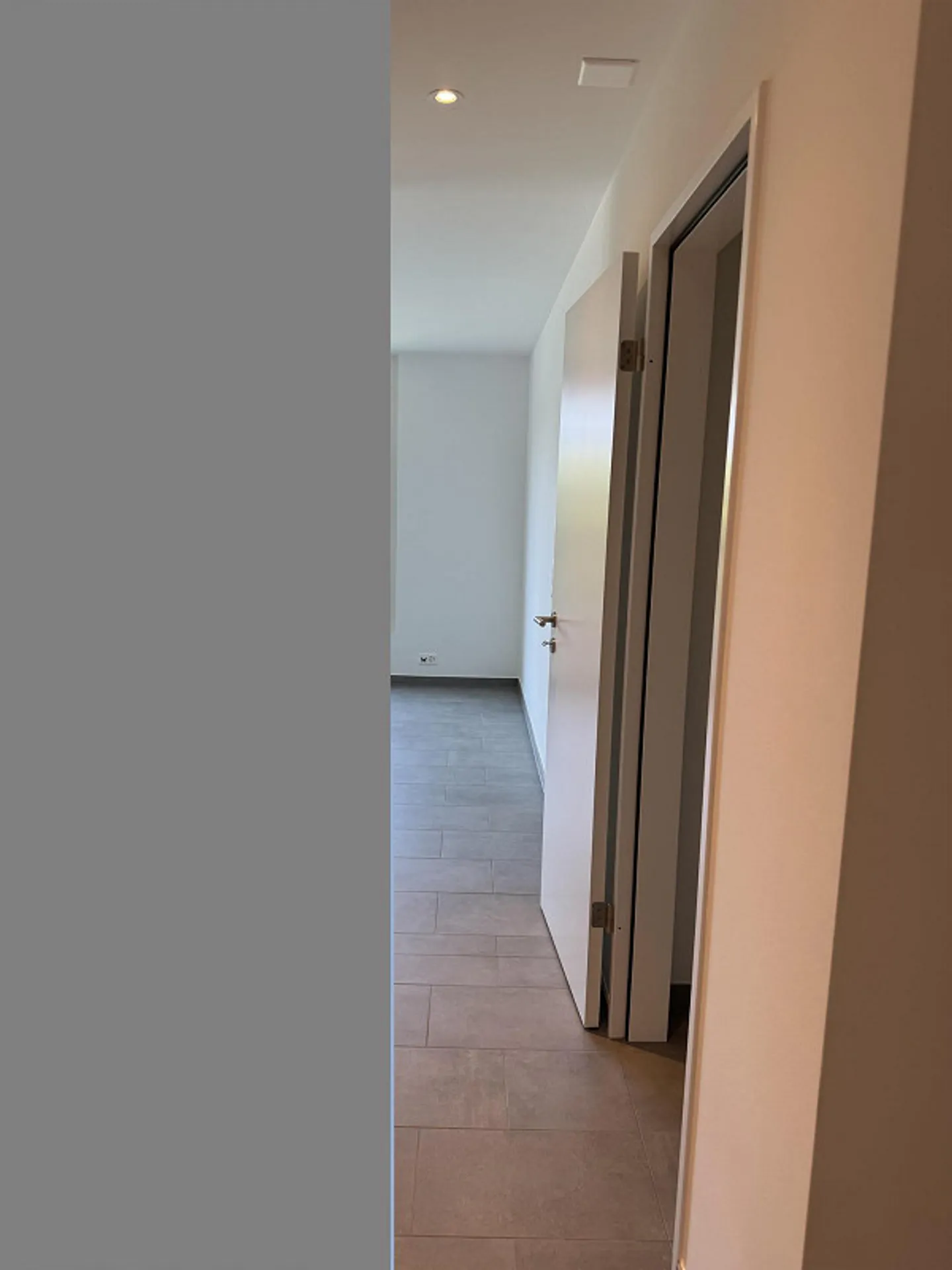 Quiet Sunny Apartment - Photo 3 of 8