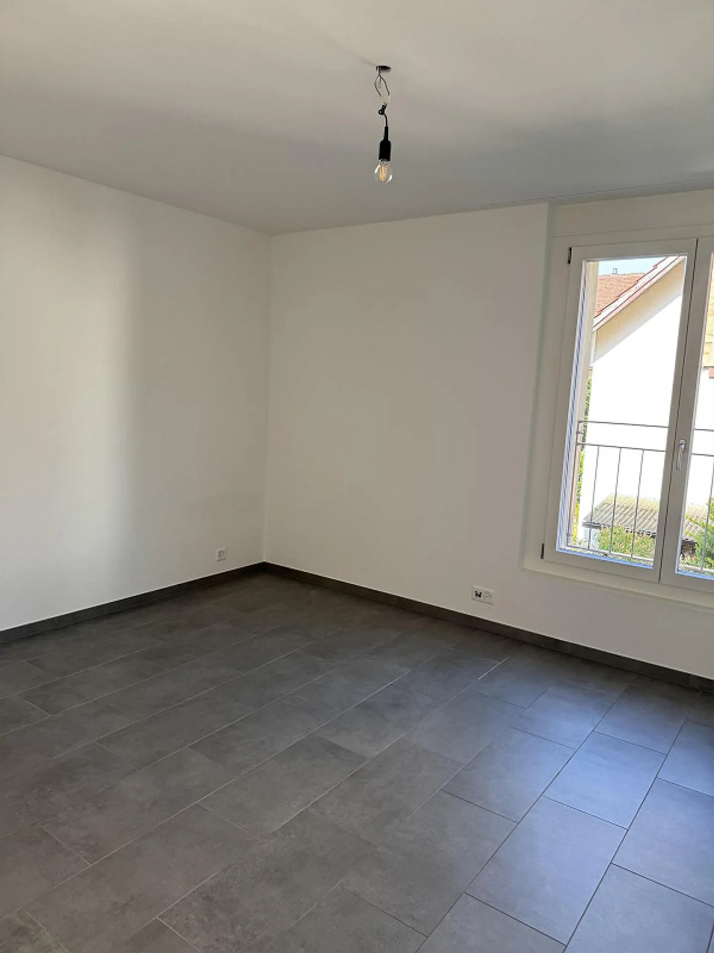Quiet Sunny Apartment - Photo 7 of 8
