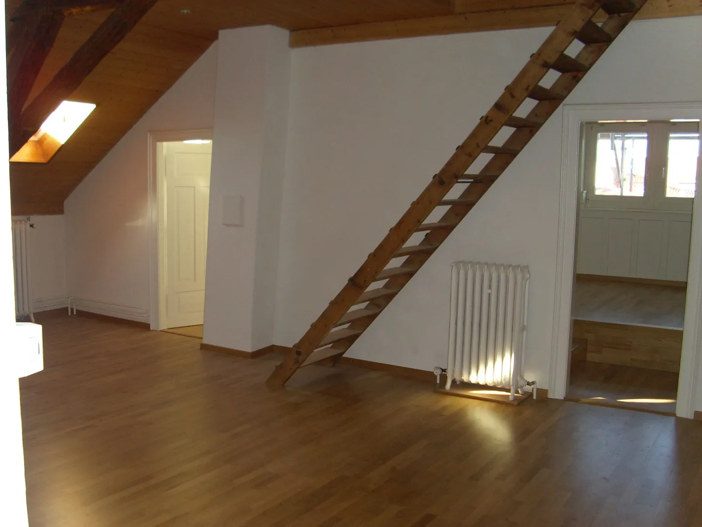 Appartement en Attique 5½ pièces avec jardin au centre - Photo 2 sur 12