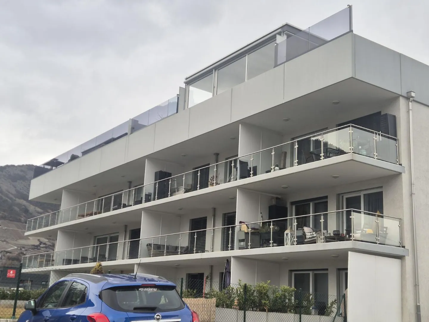Bright 2.5-room apartment with terrace - Just steps from the Ardon train station - Photo 1 of 4