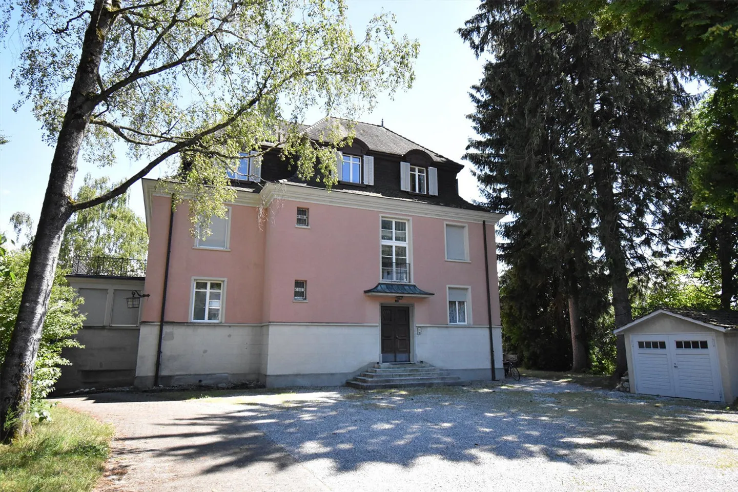 Vivere con vista in una vecchia villa in stile Liberty - Foto 1 di 10