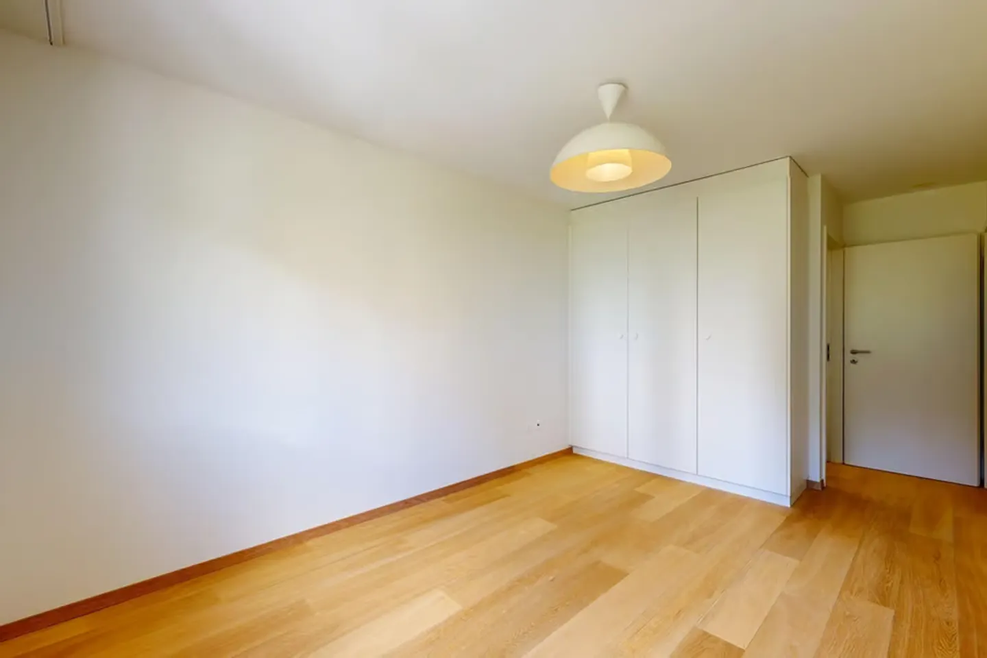 Bright 3.5 rooms with large balcony and unobstructed view of the lake - Photo 6 of 12