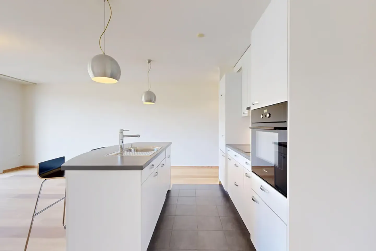 Bright 3.5 rooms with large balcony and unobstructed view of the lake - Photo 8 of 12