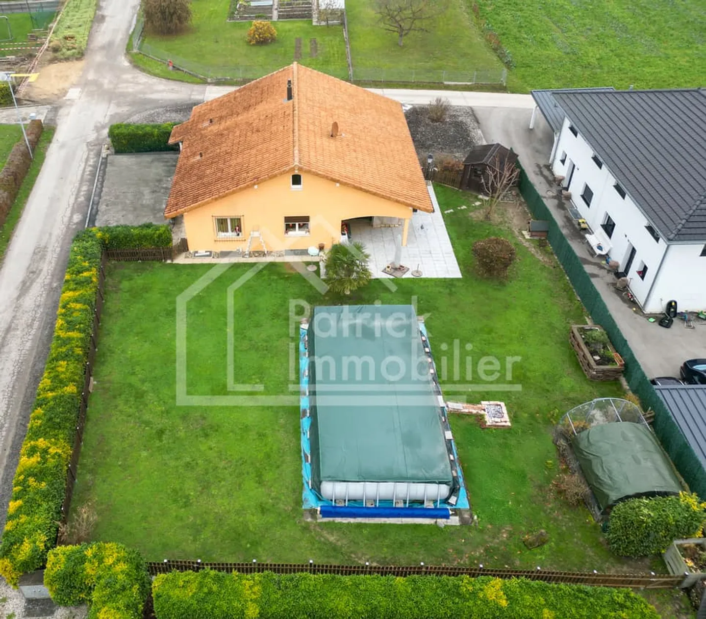 Villa indipendente con 5.5 stanze su un lotto di 1'075m2 - Foto 1 di 13