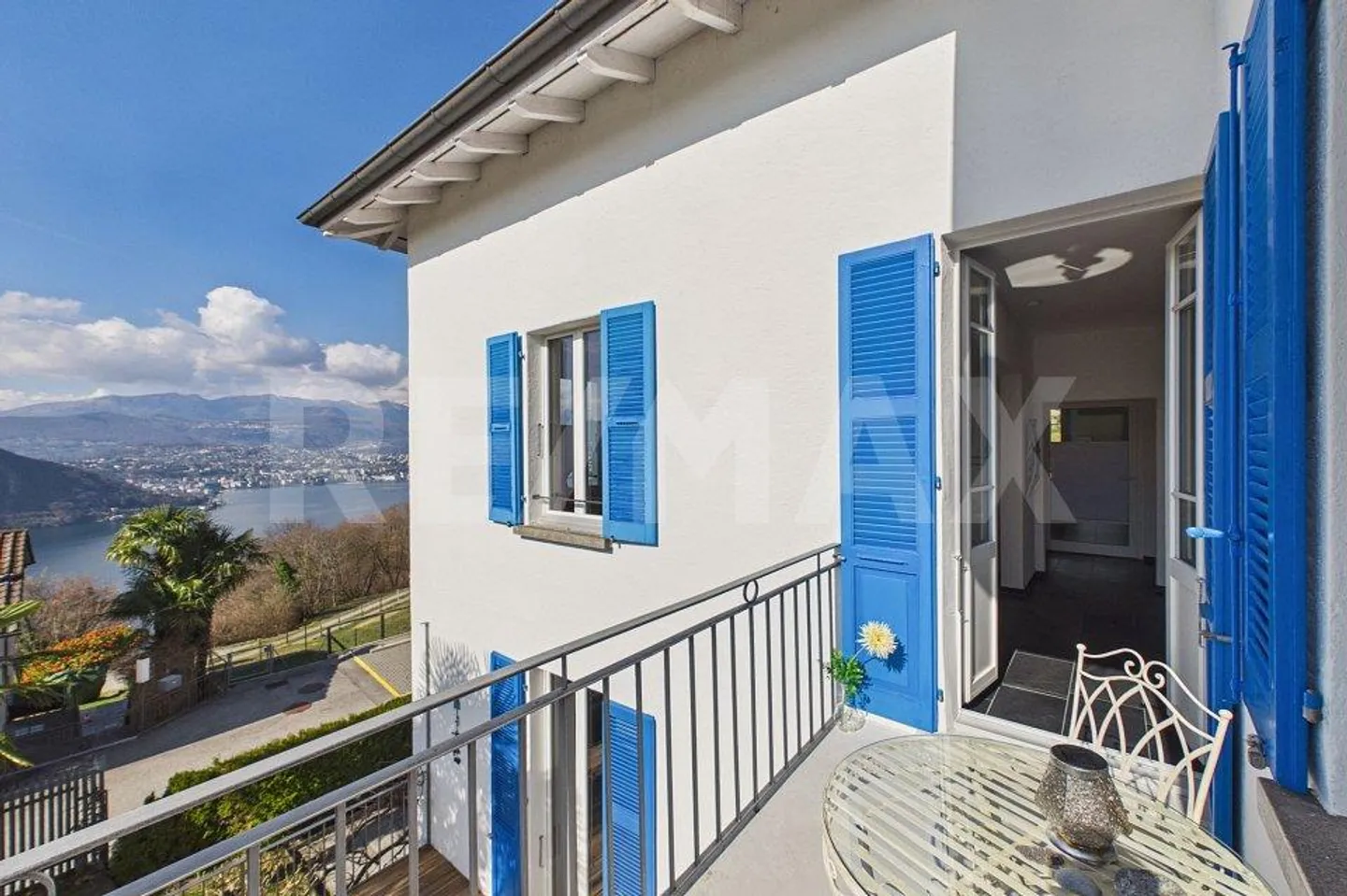 Large penthouse apartment, magnificent lake view, garden and 25 min. to Lugano - Photo 3 of 8