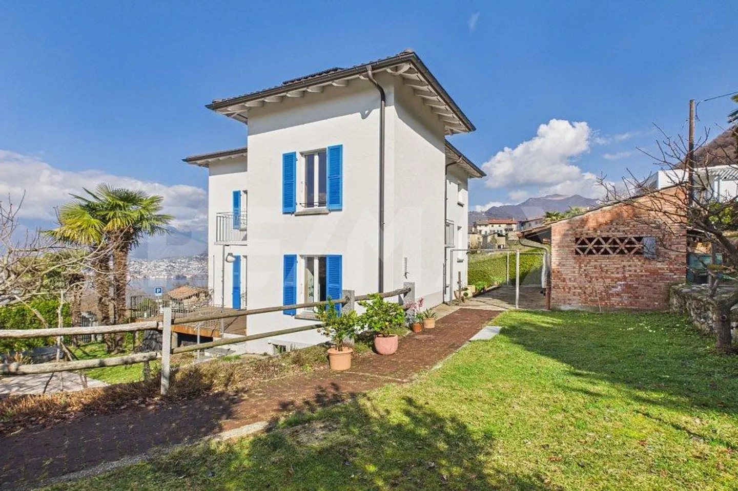 Large penthouse apartment, magnificent lake view, garden and 25 min. to Lugano - Photo 8 of 8