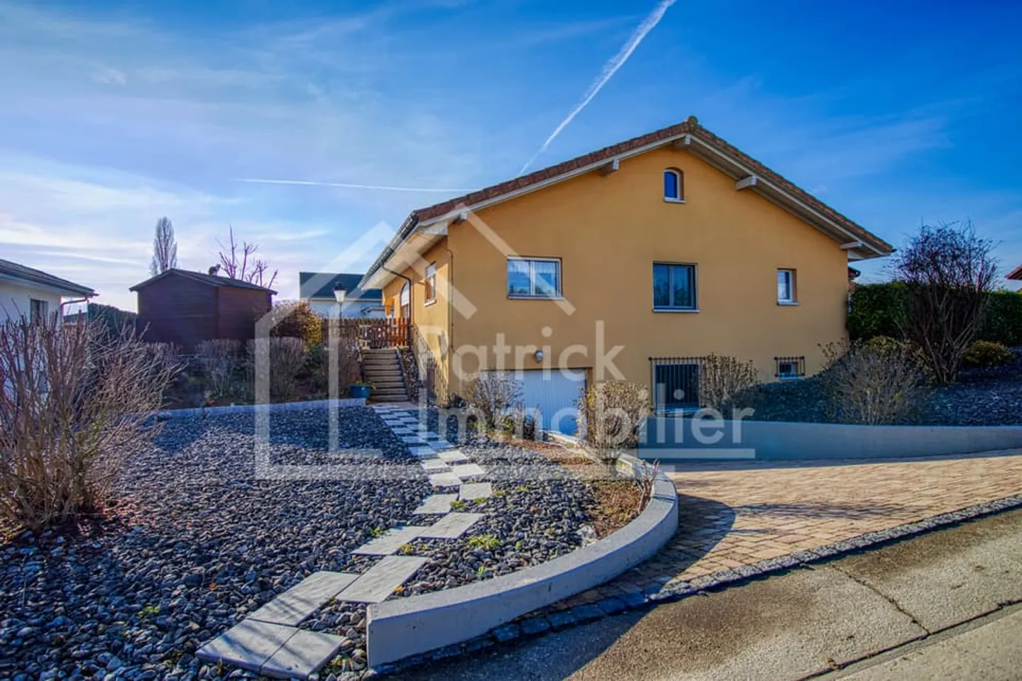 Villa indipendente con 5.5 stanze su un lotto di 1'075m2 - Foto 2 di 13