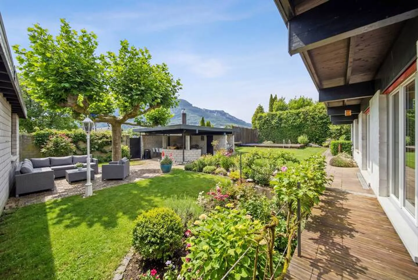 EMPLACEMENT STRATÉGIQUE - MAISON SEMBLABLE À UN BUNGALOW AVEC 412 M² DE SURFACE UTILE TOTALE - Photo 1 sur 7