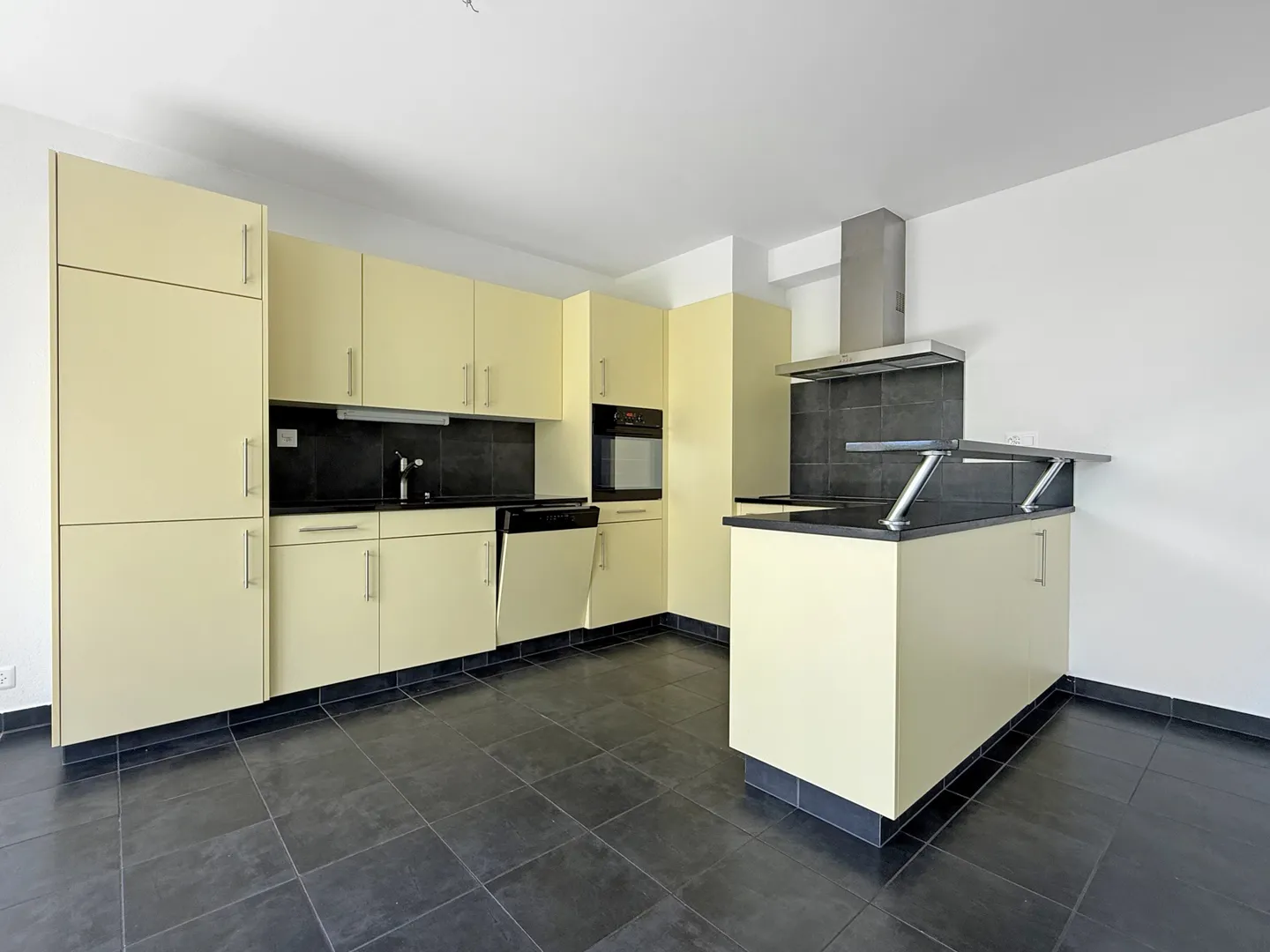 Spacious Ground Floor Townhouse with 5.5 Rooms in Martigny - Photo 3 of 10