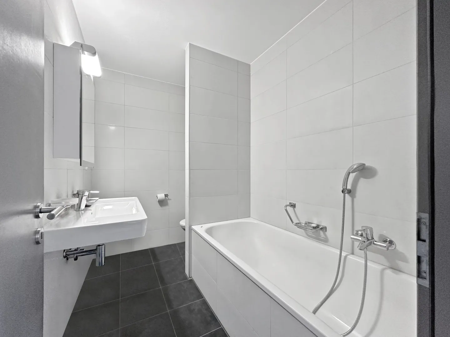 Spacious Ground Floor Townhouse with 5.5 Rooms in Martigny - Photo 5 of 10