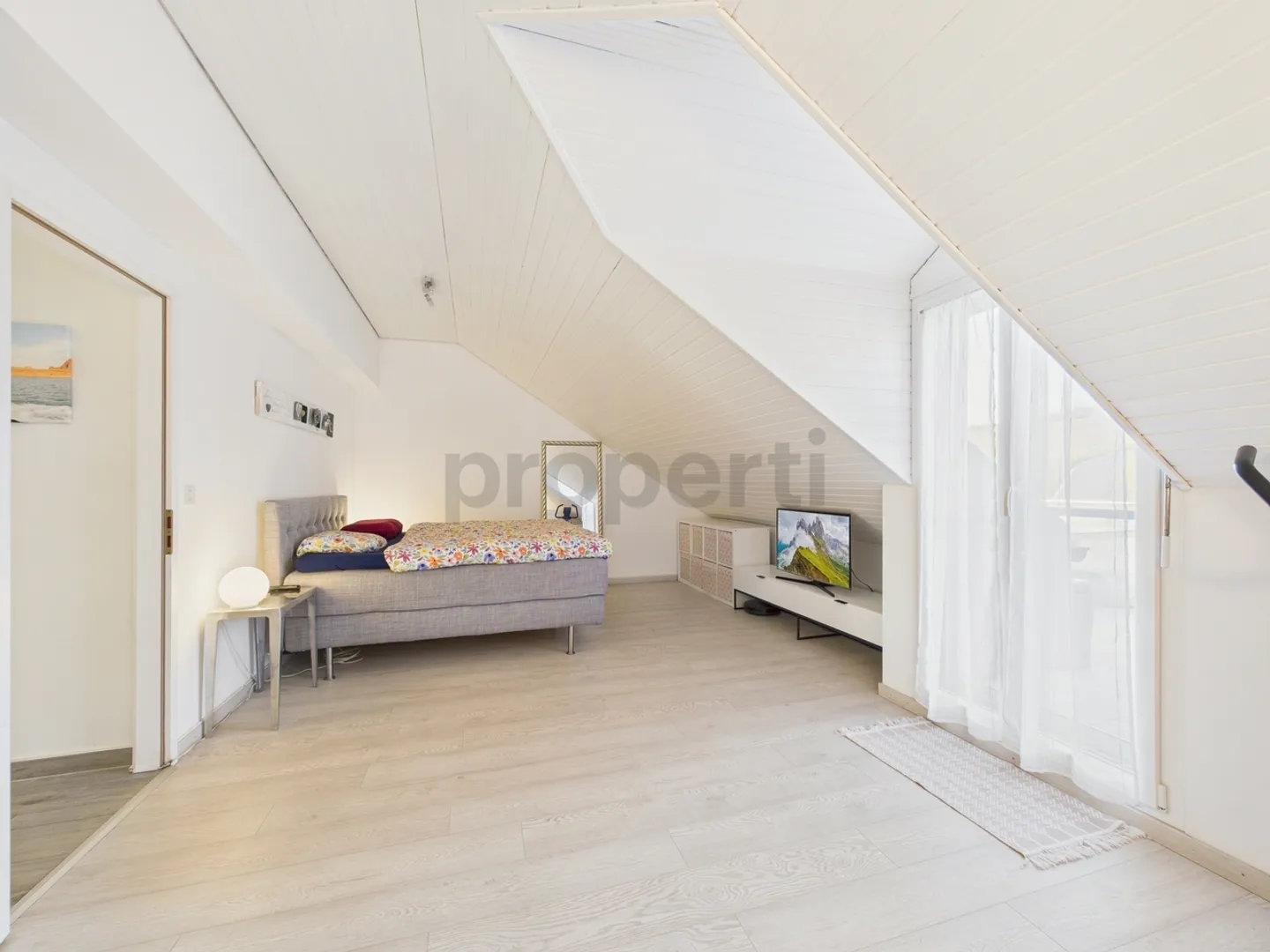 Élégant appartement de 4.5 pièces avec balcon ensoleillé à Treycovagnes. - Foto 8 di 13