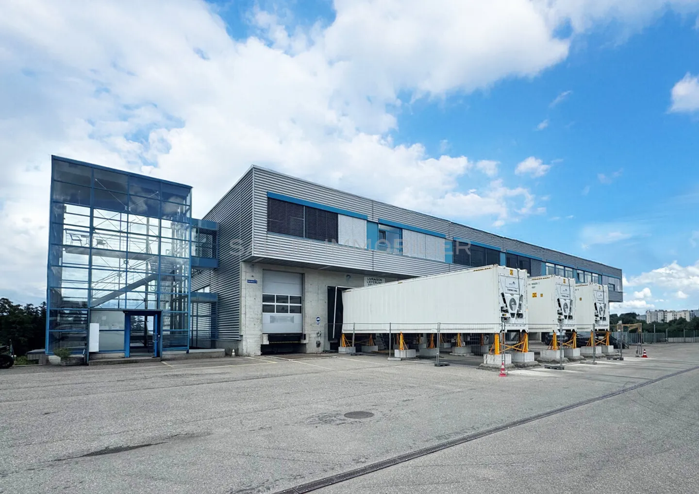 Warehouse/Hall of approx. 620 m², loading dock with lift ramp - Photo 1 of 11