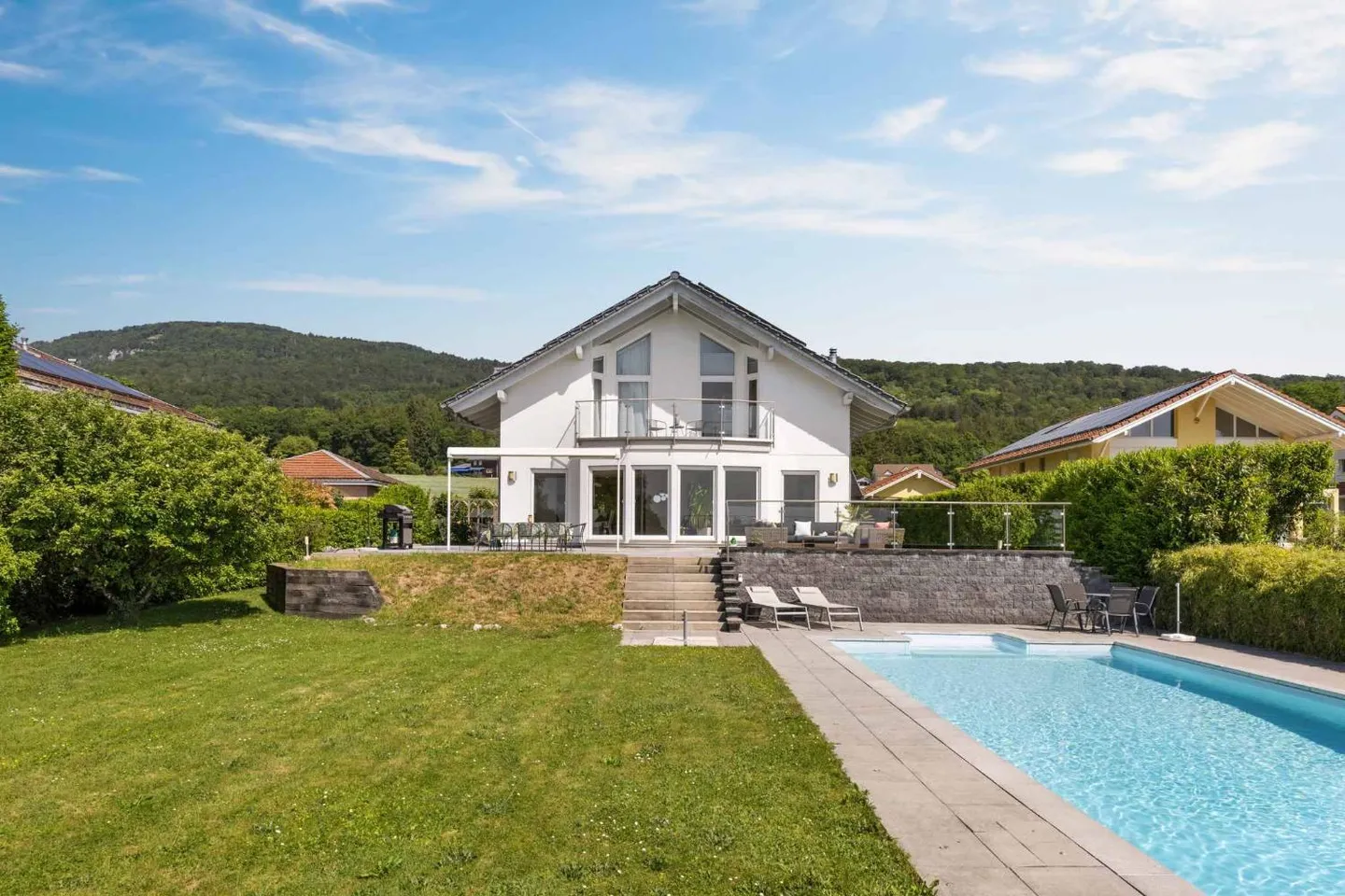 Moderne Villa mit Pool und Blick auf den See, die Alpen und den Jura - Foto 1 von 13