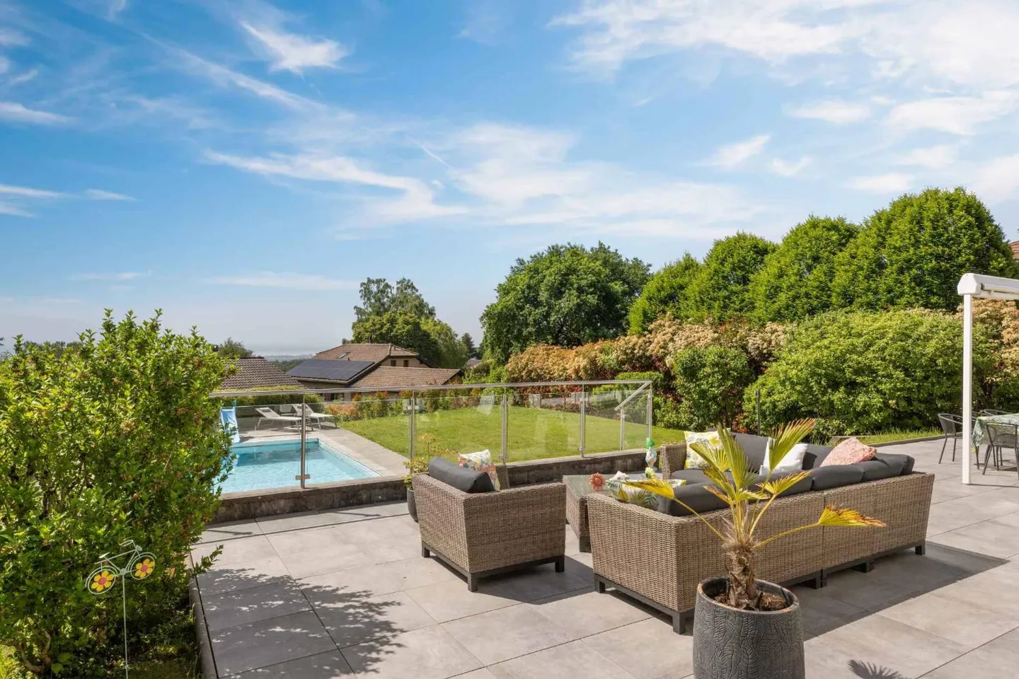 Moderne Villa mit Pool und Blick auf den See, die Alpen und den Jura - Foto 3 von 13