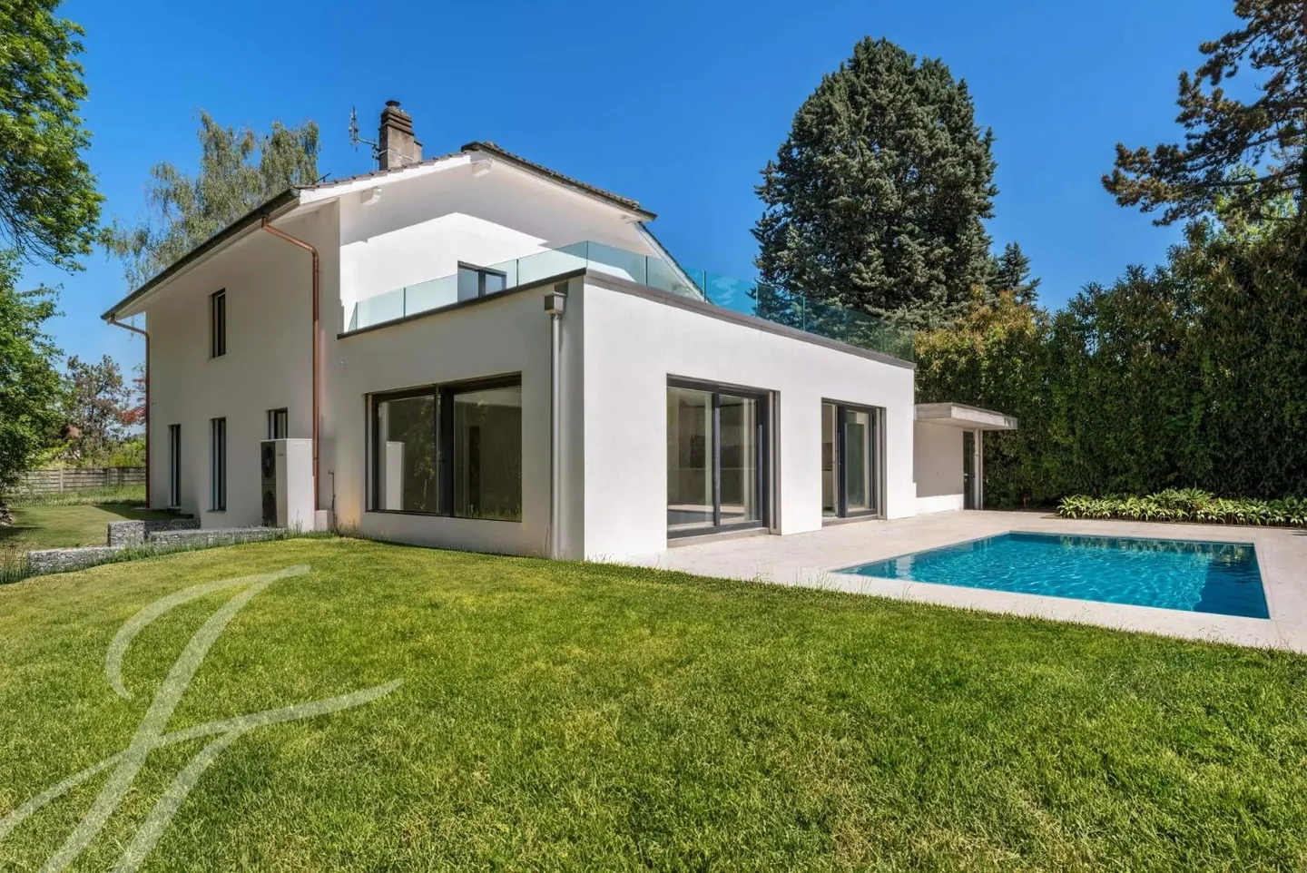 À quelques pas de la rive du lac : Villa rénovée avec piscine - Photo 3 sur 13