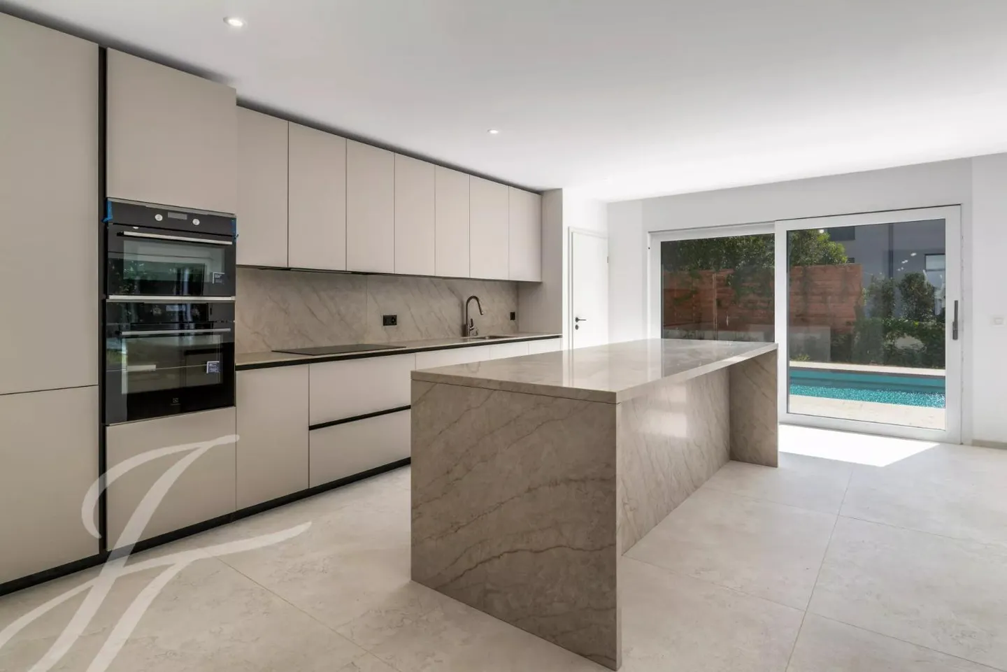 À quelques pas de la rive du lac : Villa rénovée avec piscine - Photo 4 sur 13