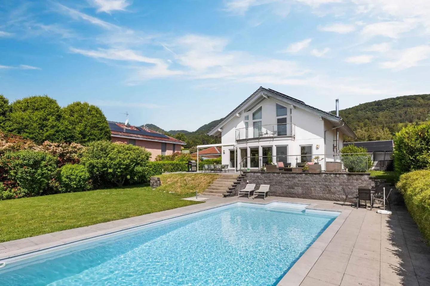 Moderne Villa mit Pool und Blick auf den See, die Alpen und den Jura - Foto 2 von 13