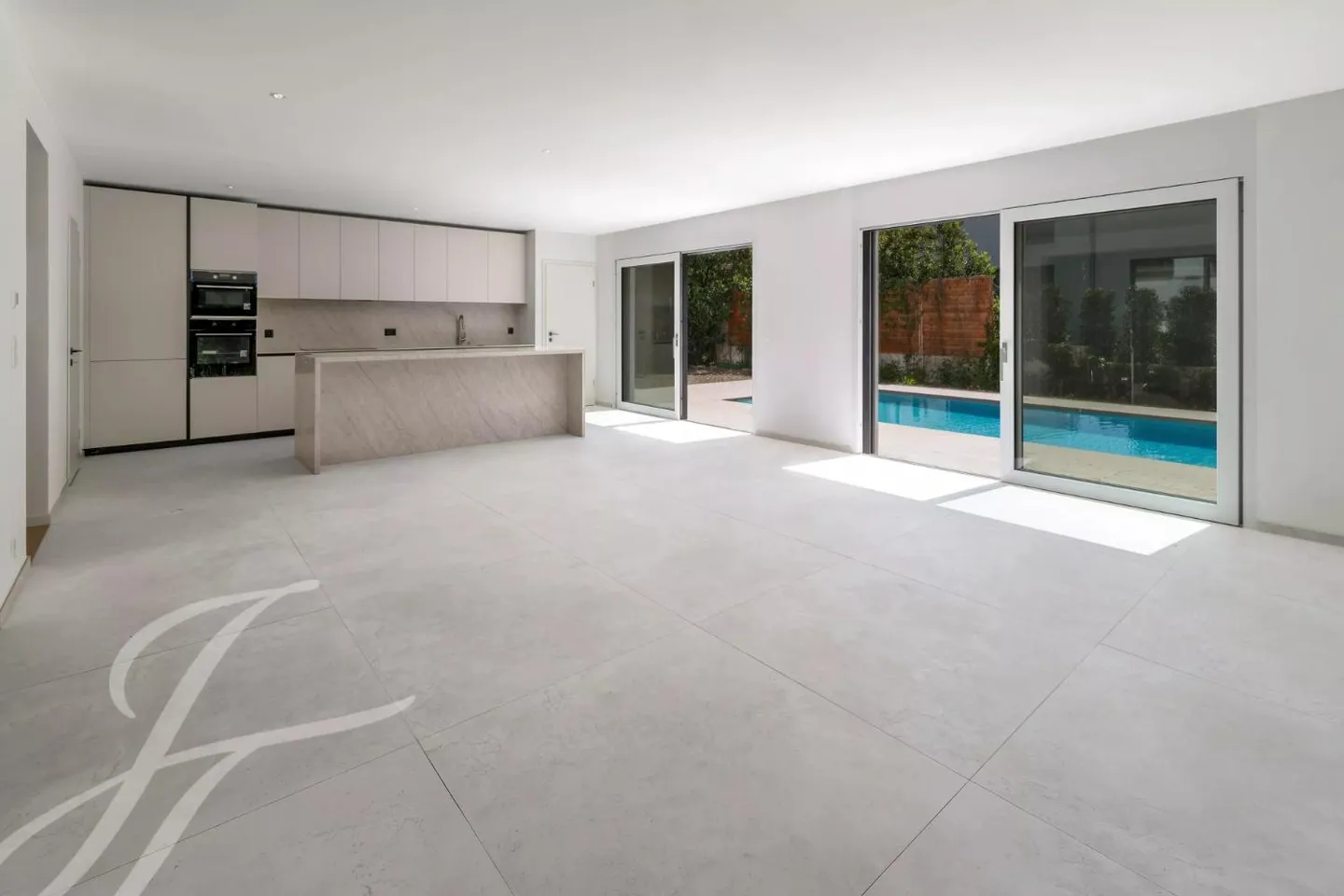 À quelques pas de la rive du lac : Villa rénovée avec piscine - Photo 7 sur 13