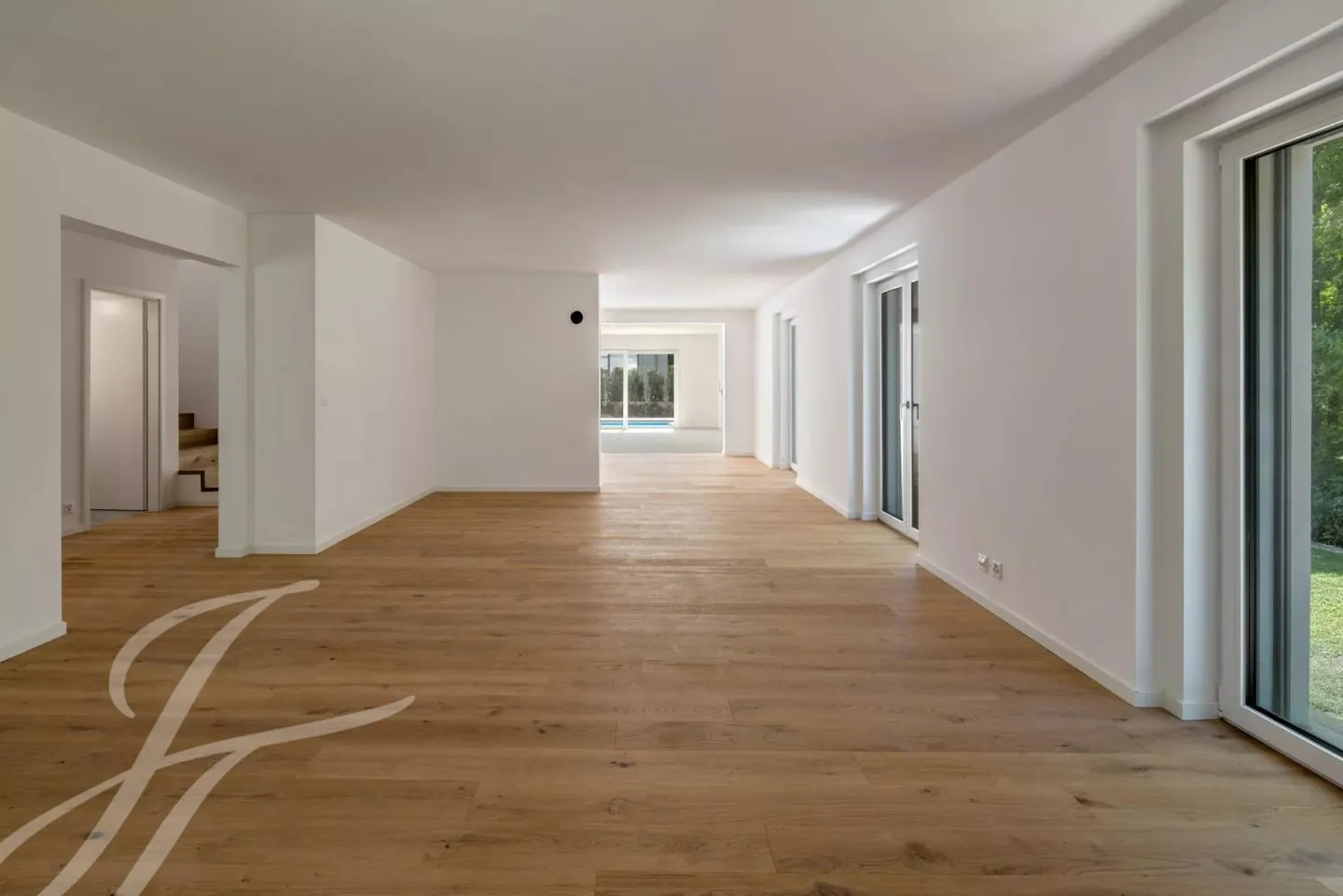 À quelques pas de la rive du lac : Villa rénovée avec piscine - Photo 9 sur 13