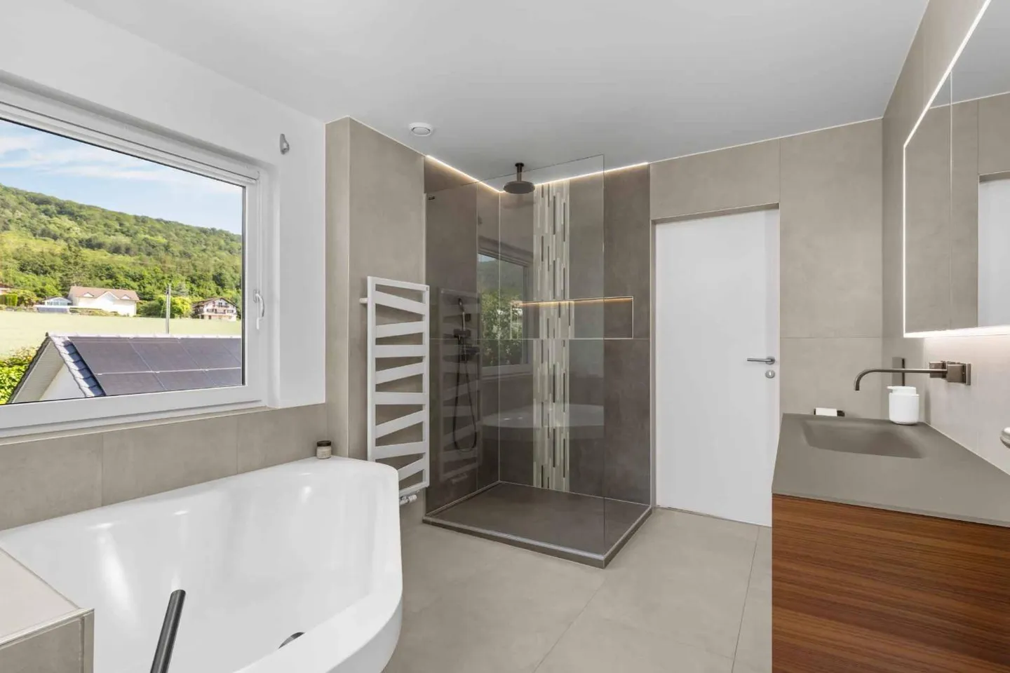Moderne Villa mit Pool und Blick auf den See, die Alpen und den Jura - Foto 10 von 13