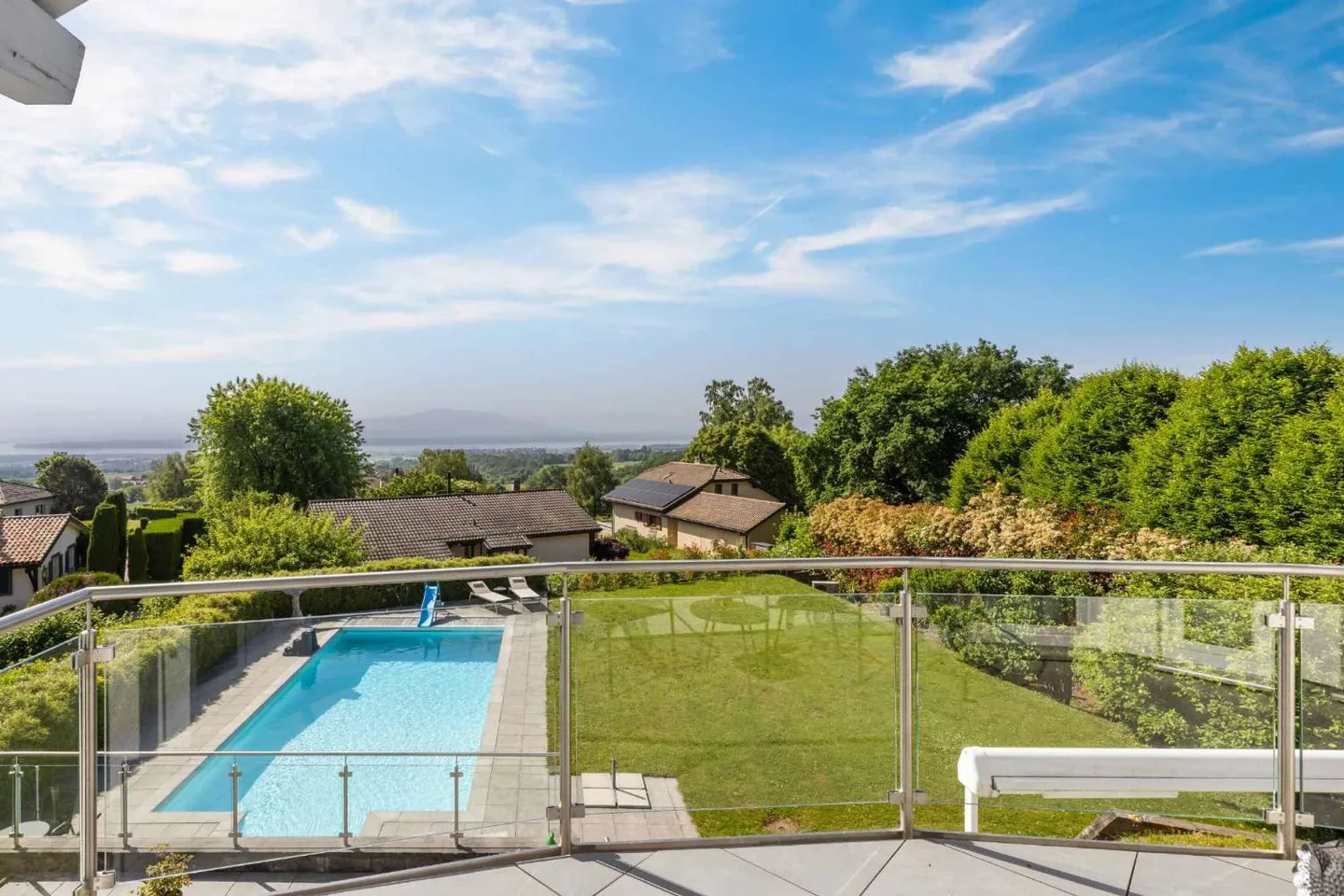 Moderne Villa mit Pool und Blick auf den See, die Alpen und den Jura - Foto 13 von 13