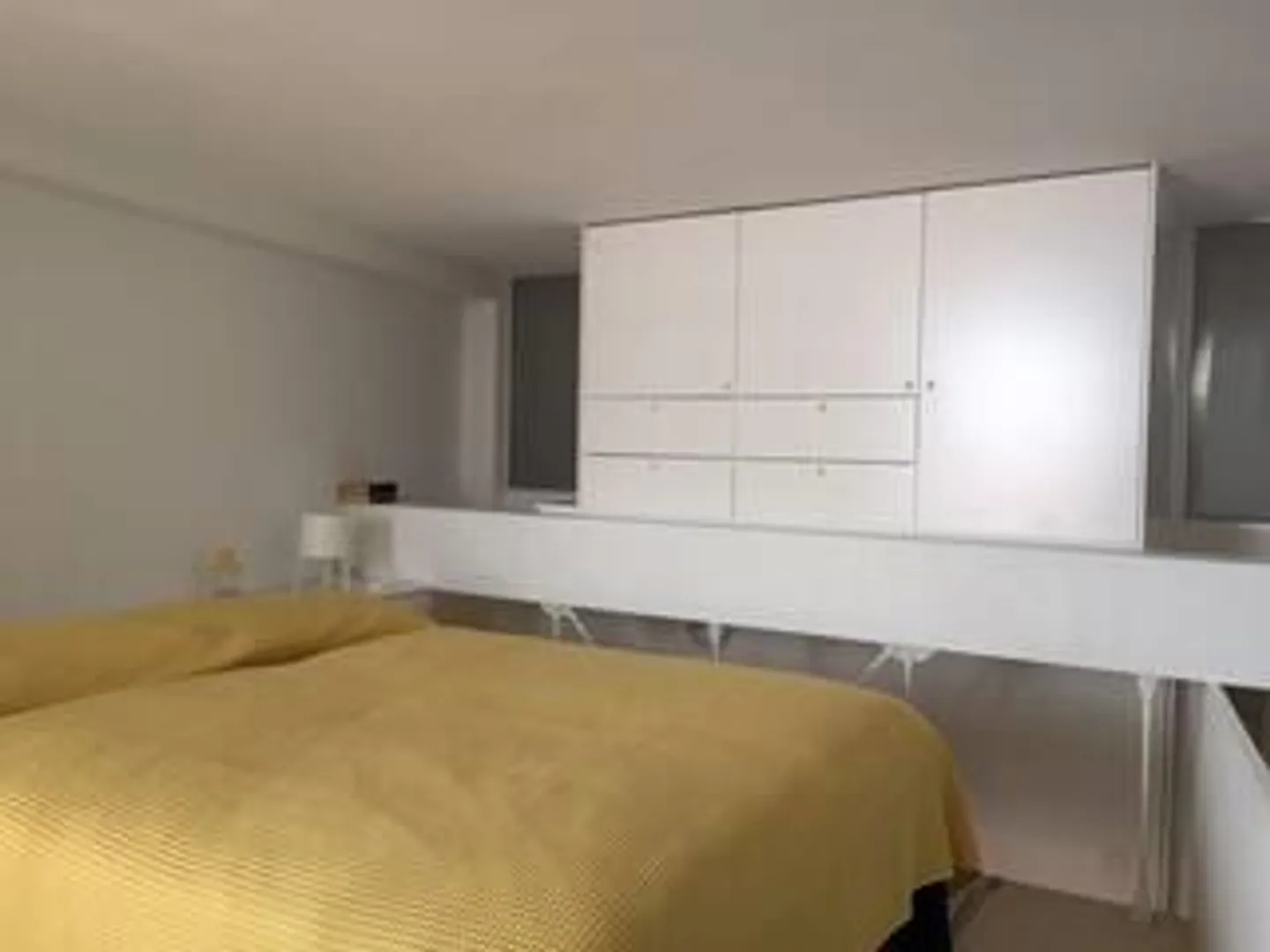 Appartement duplex indépendant meublé dans un bâtiment historique – Mendris - Photo 3 sur 8