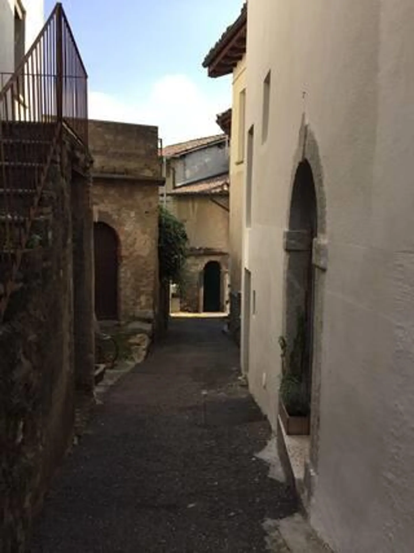 Appartement duplex indépendant meublé dans un bâtiment historique – Mendris - Photo 8 sur 8