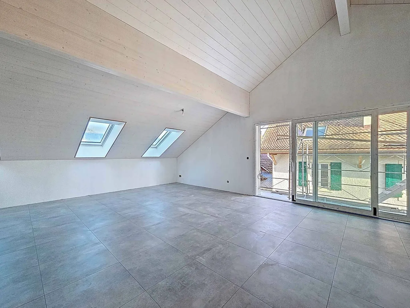 Stunning 3.5 Room Apartment - Photo 2 of 11