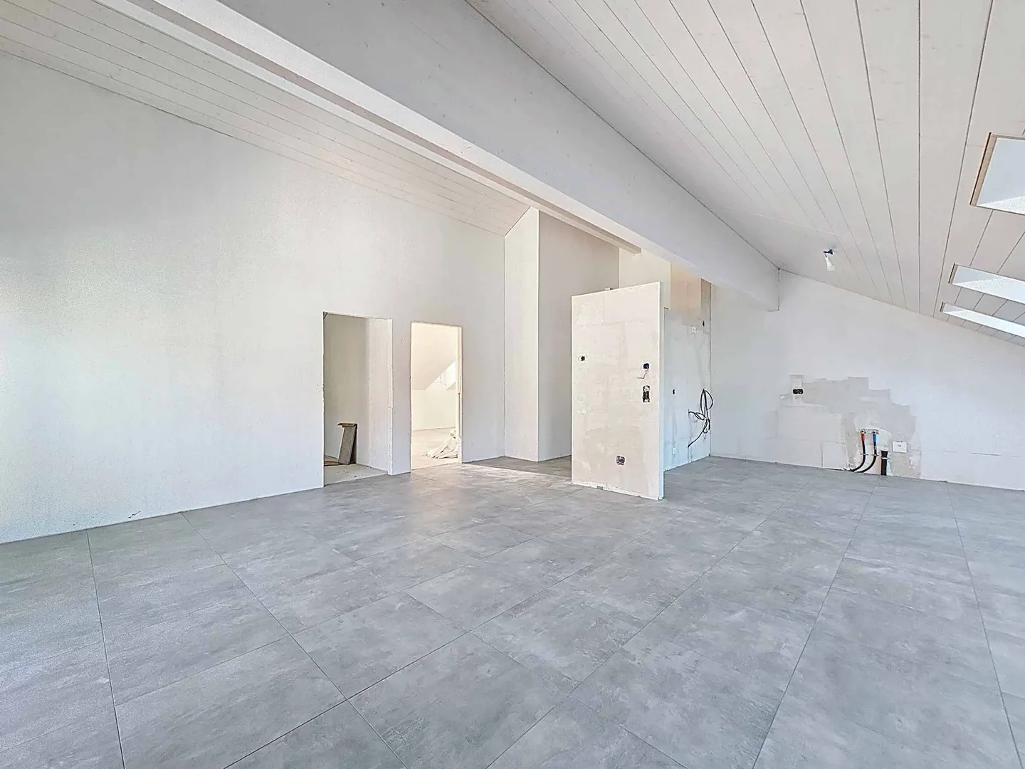 Stunning 3.5 Room Apartment - Photo 3 of 11