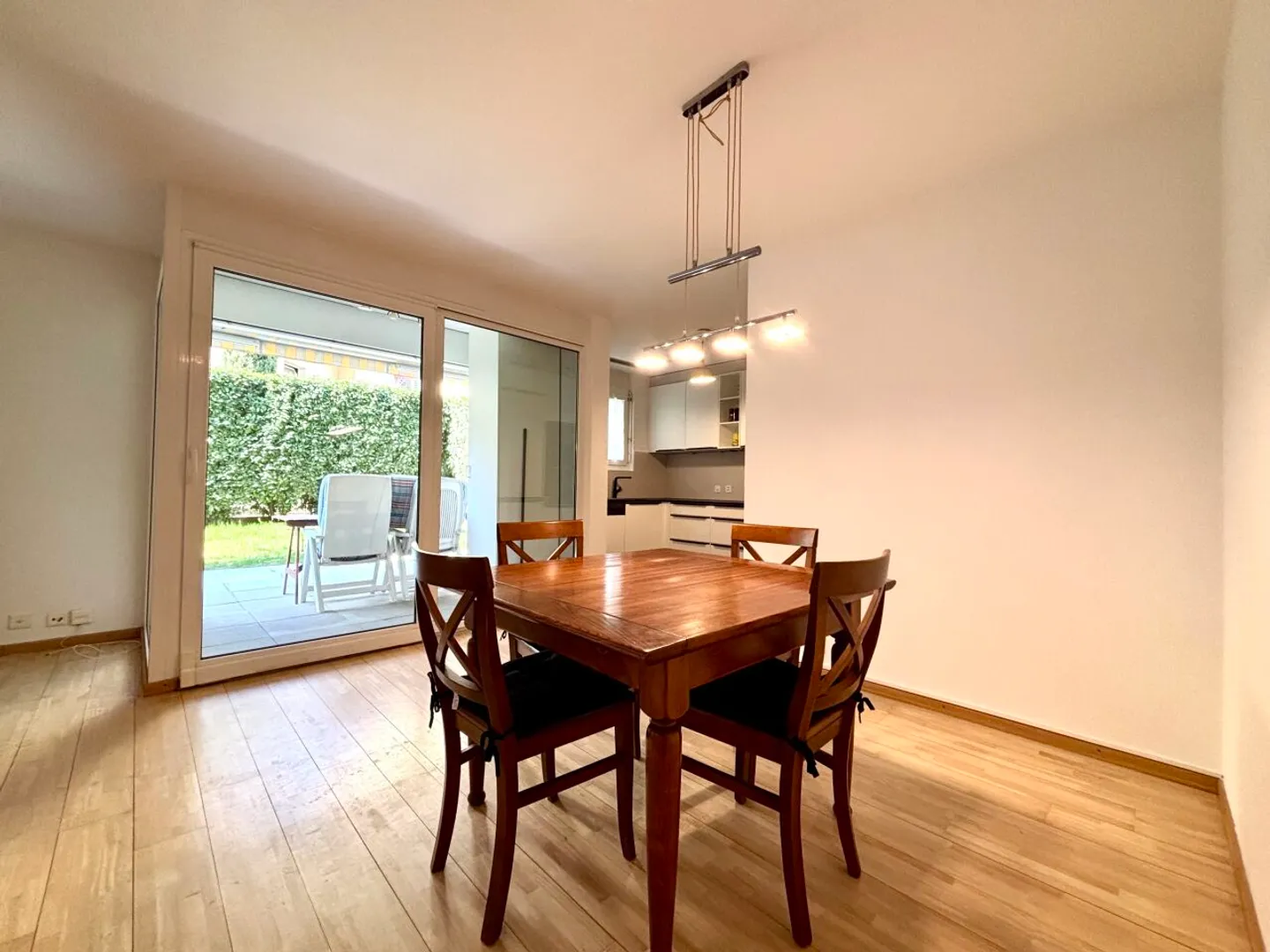 Schöne möblierte 3,5-Zimmer-Wohnung mit kleiner Terrasse neben dem Bahnhof in Gland - Foto 6 von 13