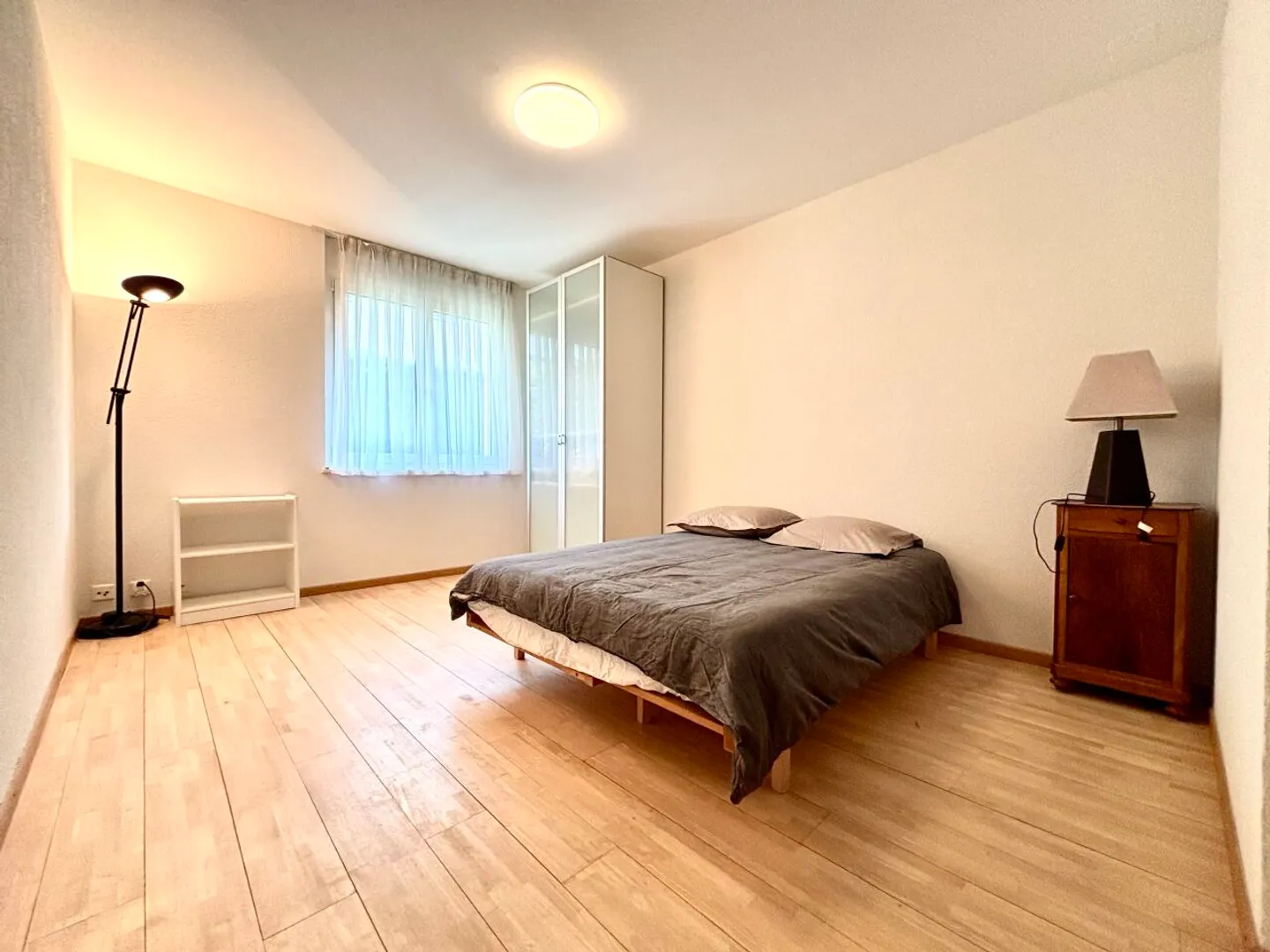 Schöne möblierte 3,5-Zimmer-Wohnung mit kleiner Terrasse neben dem Bahnhof in Gland - Foto 9 von 13