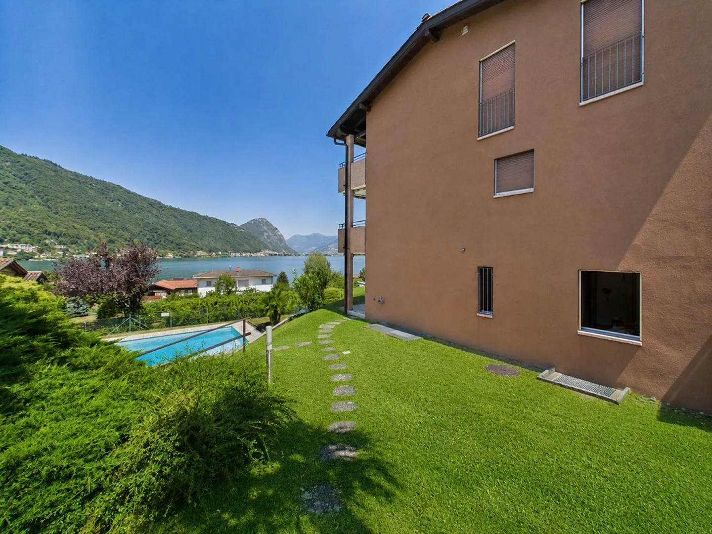 Paradis de vacances de rêve avec vue sur le lac et piscine - Photo 13 sur 13