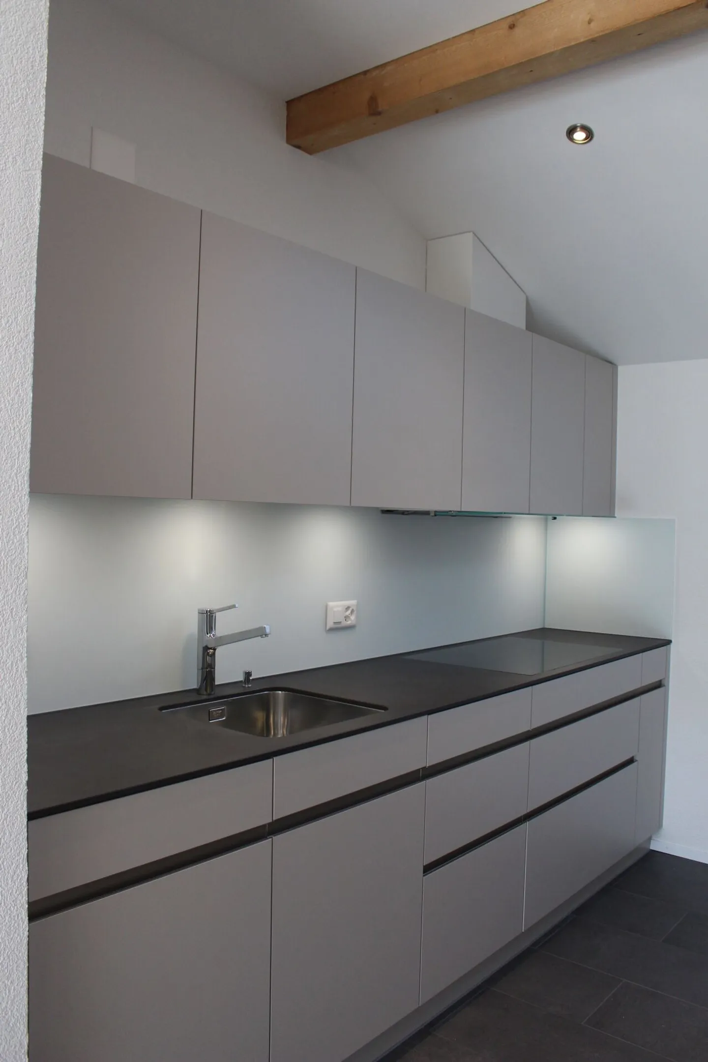 Appartamento attico attraente con 3 camere - Foto 4 di 16