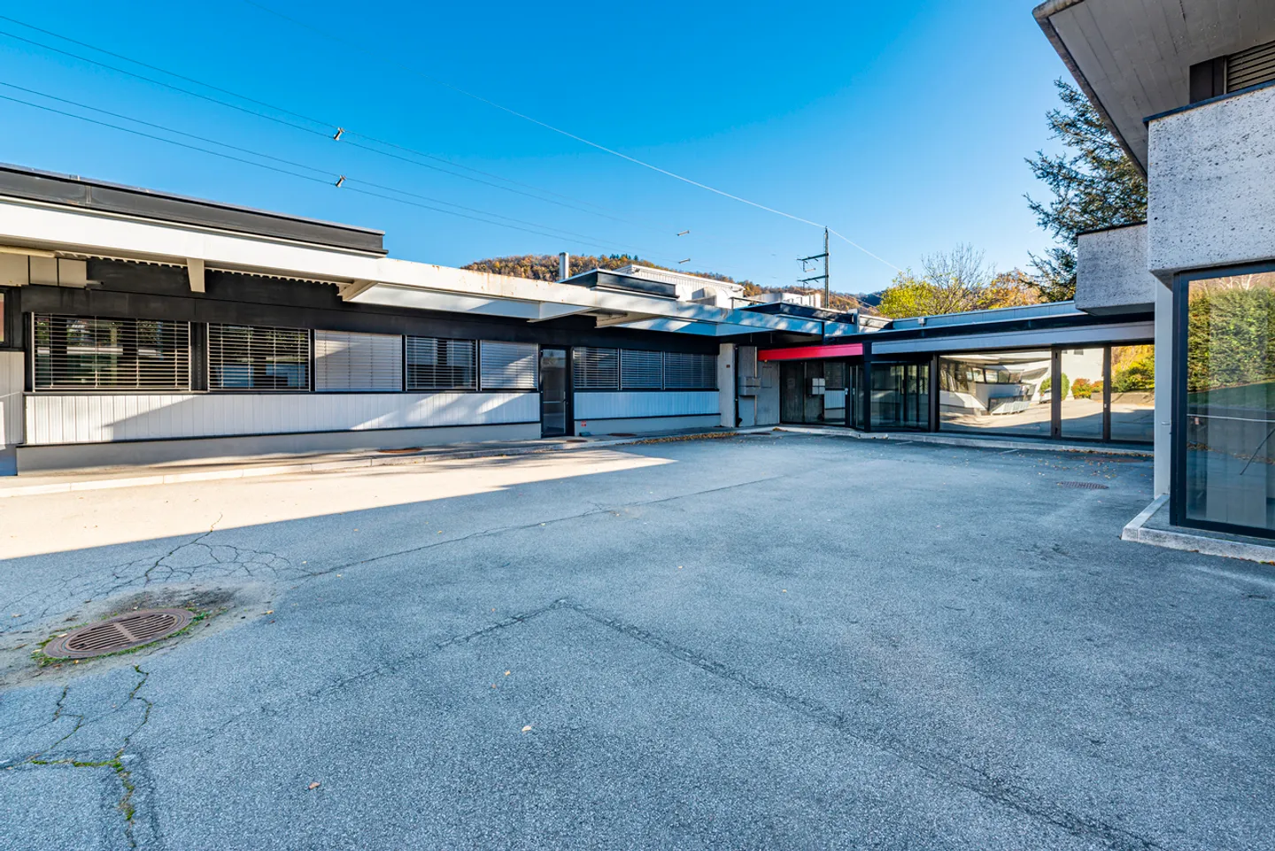 SPACIOUS COMMERCIAL SPACE IN TAVERNE - Photo 1 of 23