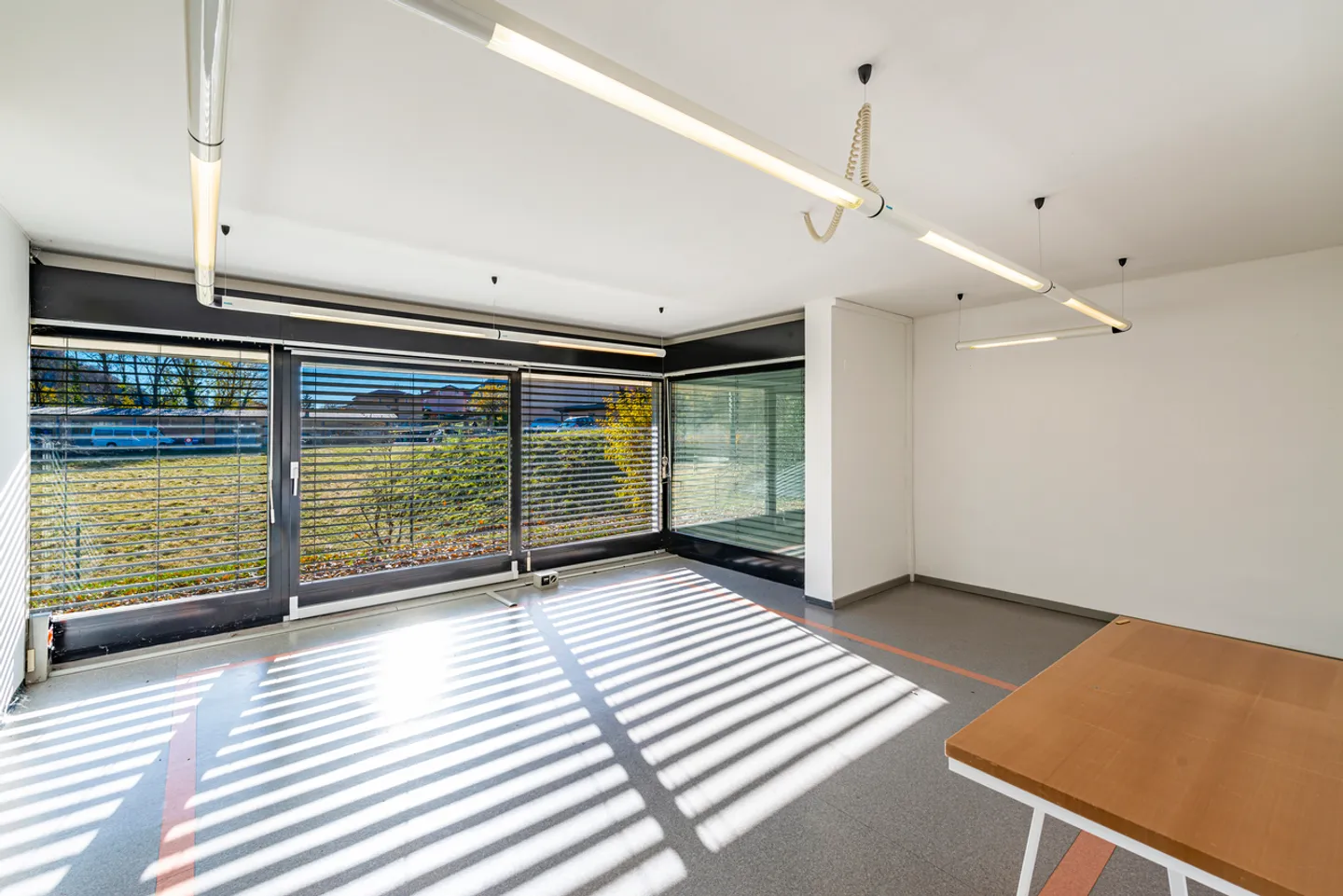 SPACIOUS COMMERCIAL SPACE IN TAVERNE - Photo 2 of 23