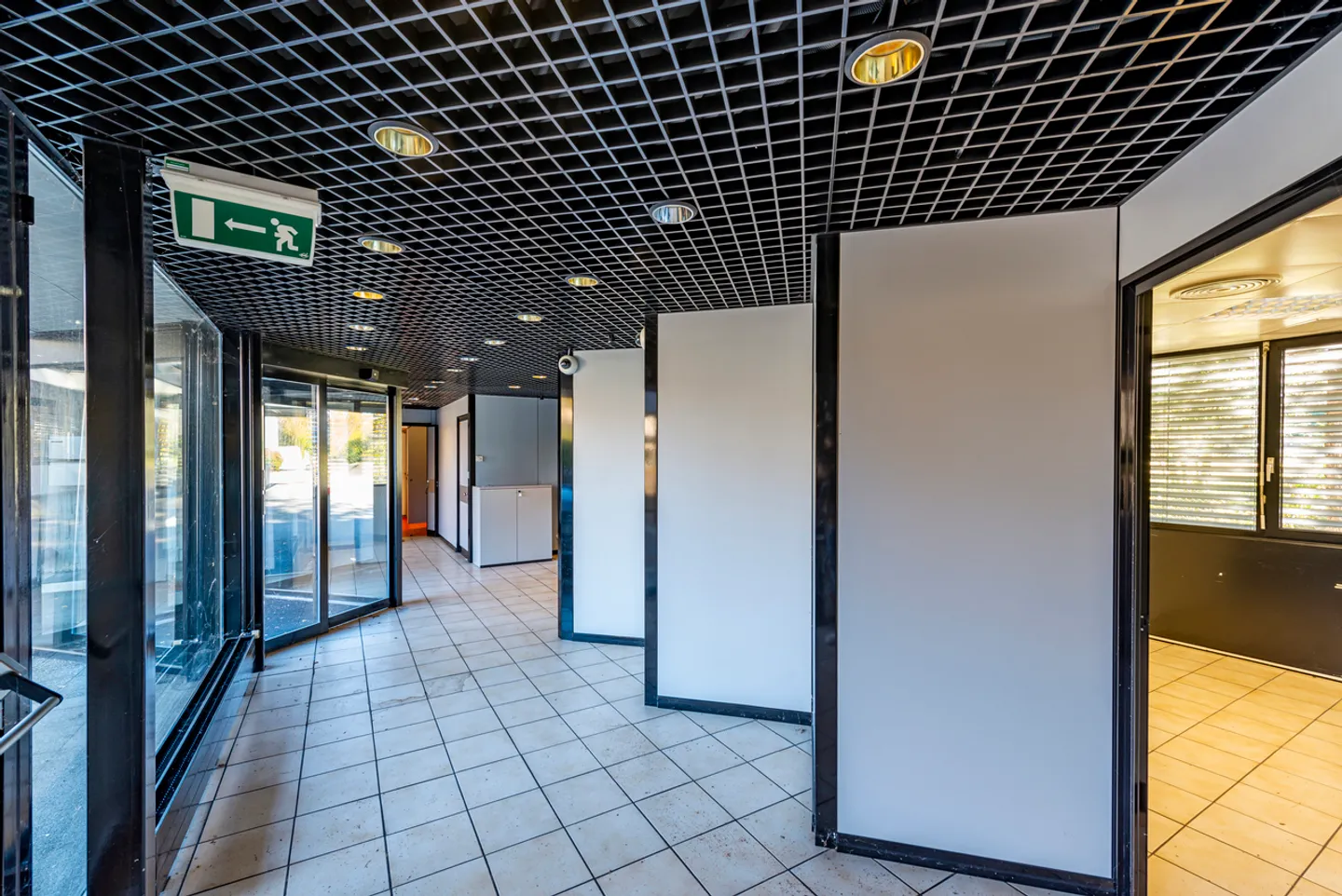 SPACIOUS COMMERCIAL SPACE IN TAVERNE - Photo 4 of 23