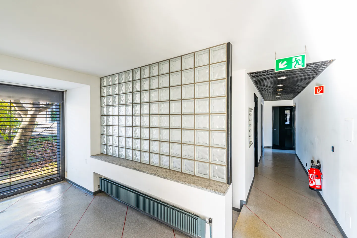 SPACIOUS COMMERCIAL SPACE IN TAVERNE - Photo 5 of 23