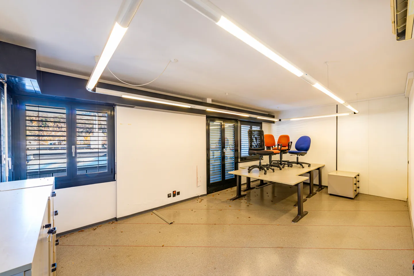 SPACIOUS COMMERCIAL SPACE IN TAVERNE - Photo 6 of 23