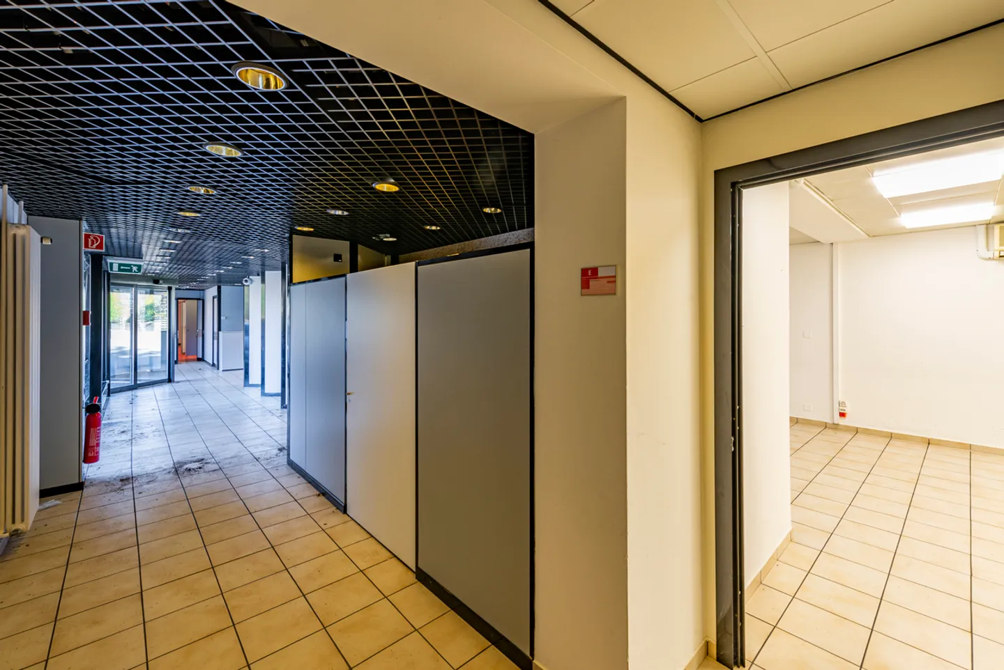 SPACIOUS COMMERCIAL SPACE IN TAVERNE - Photo 7 of 23