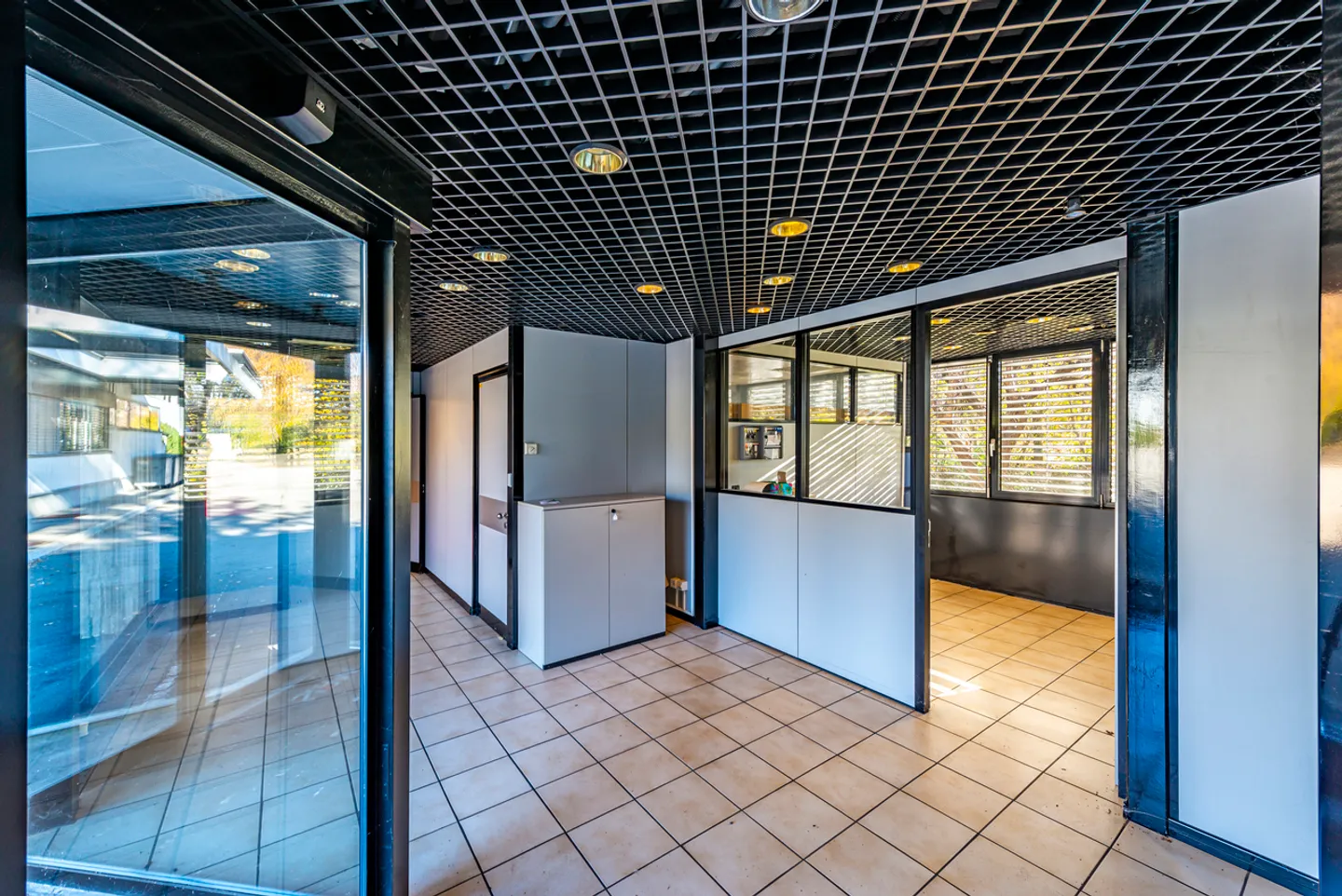 SPACIOUS COMMERCIAL SPACE IN TAVERNE - Photo 9 of 23