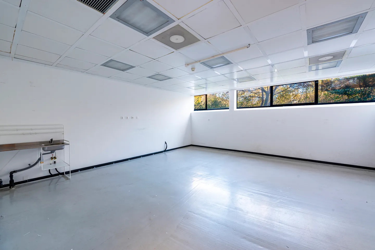 SPACIOUS COMMERCIAL SPACE IN TAVERNE - Photo 8 of 23