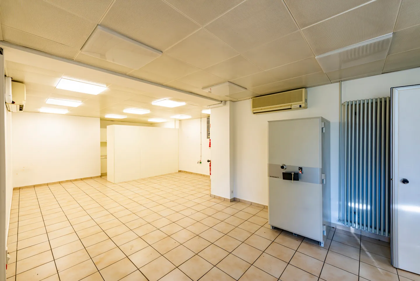 SPACIOUS COMMERCIAL SPACE IN TAVERNE - Photo 11 of 23