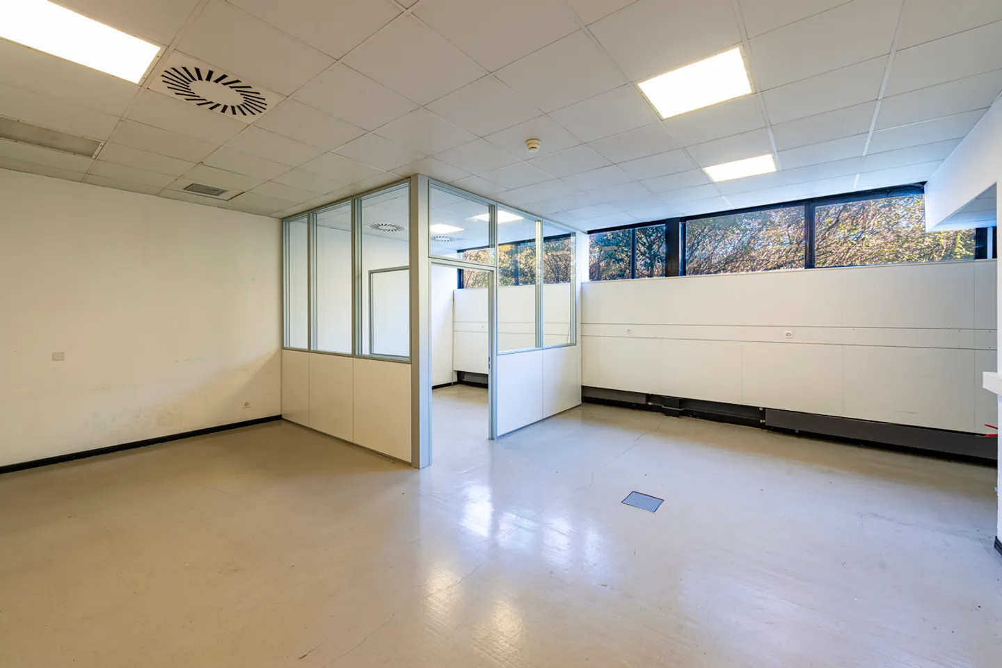 SPACIOUS COMMERCIAL SPACE IN TAVERNE - Photo 12 of 23