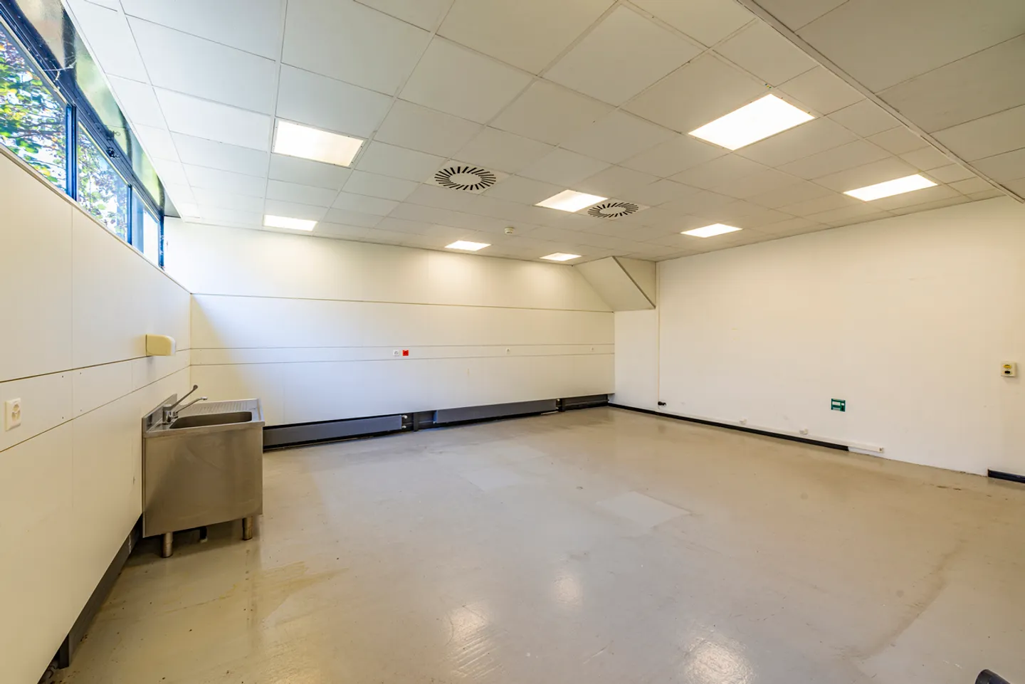 SPACIOUS COMMERCIAL SPACE IN TAVERNE - Photo 13 of 23