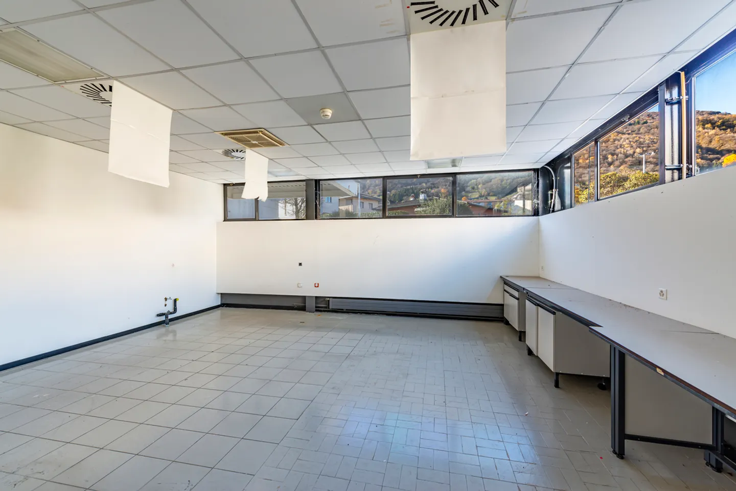 SPACIOUS COMMERCIAL SPACE IN TAVERNE - Photo 15 of 23