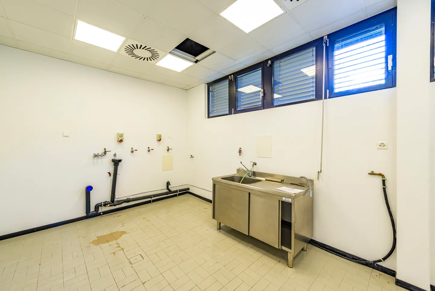 SPACIOUS COMMERCIAL SPACE IN TAVERNE - Photo 16 of 23