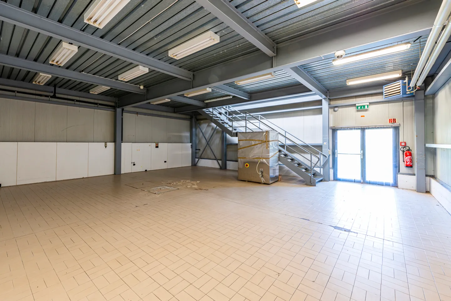 SPACIOUS COMMERCIAL SPACE IN TAVERNE - Photo 17 of 23