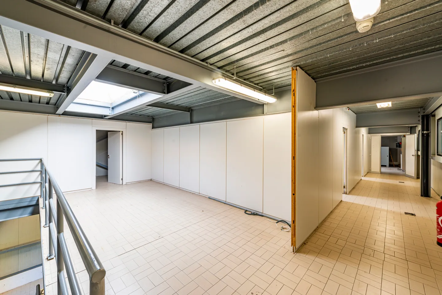 SPACIOUS COMMERCIAL SPACE IN TAVERNE - Photo 18 of 23