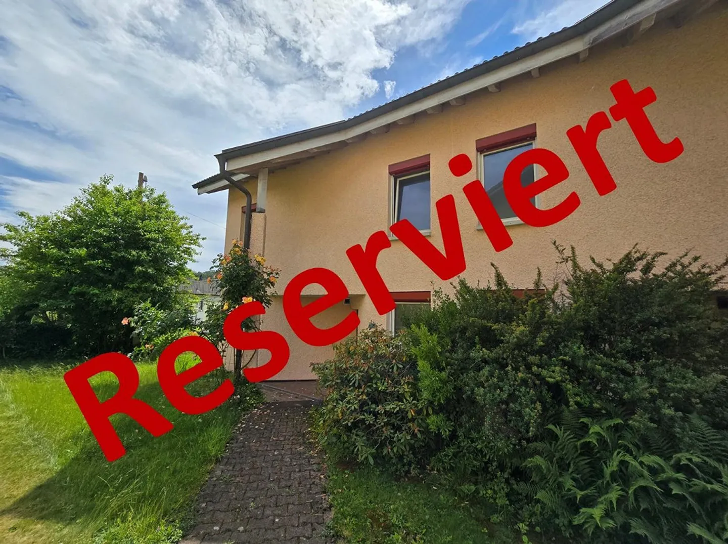 Maison jumelée de 5,5 pièces avec une disposition des pièces bien pensée - Photo 1 sur 9