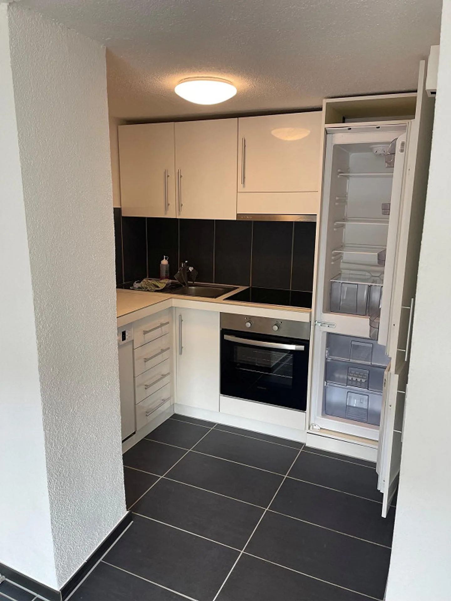 Appartement 2.5 pièces récemment rénové, situé au centre - Photo 5 sur 7